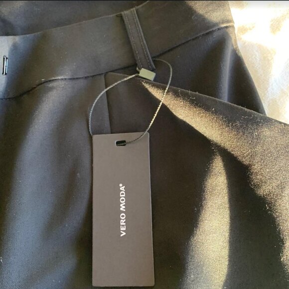 Vero Moda Straight Leg 7/8 High Rise Pant, Black, Size M, 32" Inseam - Picture 5 of 6